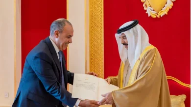 وزير الخارجية يسلم رسالة خطية من السيد الرئيس إلى ملك البحرين