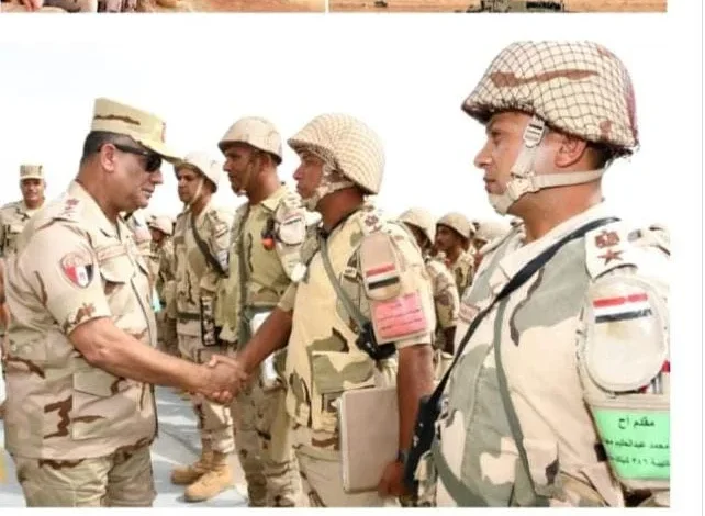 وزير الدفاع يشهد تنفيذ المرحلة الرئيسية للمشروع التكتيكي بجنود بالذخيرة الحية