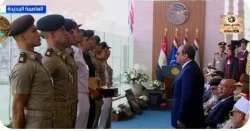 أوائل الخريجين يقدمون درع الأكاديمية والكليات العسكرية للرئيس السيسى