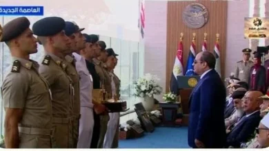 أوائل الخريجين يقدمون درع الأكاديمية والكليات العسكرية للرئيس السيسى