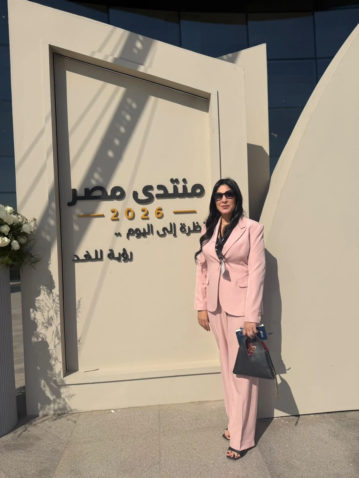 منتدى مصر 2026.. حين يصبح الوعي خط الدفاع الأول بقلم ايمان منتصر من العاصمة الجديدة، انطلقت اليوم أعمال منتدى مصر 2026 بحضور الرئيس عبد الفتاح السيسي، في افتتاح حمل عنوانًا واضحًا: ماذا تحقق؟ وماذا نريد للمستقبل؟ لكن اللافت في اليوم الأول لم يكن فقط استعراض ما تم إنجازه خلال السنوات الماضية، وإنما الانتقال إلى قضية أكثر عمقًا: الوعي وحماية الذاكرة الوطنية في عصر تتسارع فيه المعلومات والشائعات. الجلسة الافتتاحية قدمت قراءة لما قبل وما بعد، وتناولت الهوية الوطنية، ومصادر معلومات جيل «زد»، وتأثير وسائل التواصل الاجتماعي، وخطورة المعلومة المضللة، وصولًا إلى تأثير الشائعات على المجتمع والدولة. وفي كلمته، شدد الرئيس السيسي على أهمية تقديم البيانات الدقيقة والاستماع إلى مختلف الآراء وقبول النقد، مؤكدًا أن الاختلاف في الرؤى حق، لكن الحفاظ على الدولة يظل خطًا لا ينبغي تجاوزه. ومن وجهة نظري كإعلامية وكاتبة، فإن الرسالة الأهم في افتتاح المنتدى هي أن بناء الدولة لا يكتمل بالبنية التحتية وحدها؛ فبناء الوعي جزء أساسي من حماية ما تحقق. فالإنجاز يحتاج إلى ذاكرة تحفظه، وإعلام يقدمه بمعلومات دقيقة، وشباب قادر على التمييز بين الحقيقة والتضليل. ومع استمرار جلسات المنتدى، يبقى السؤال الأهم: كيف ننتقل من استعراض ما تحقق إلى بناء ما نحتاجه في المستقبل