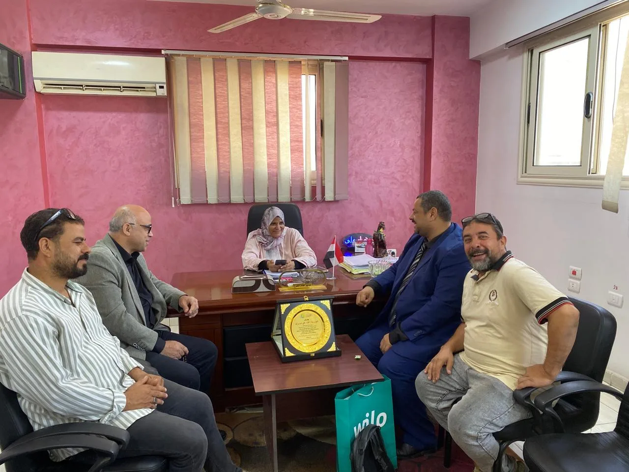 أهالي أرض الوزير بالخانكة يُكرمون المهندسة هناء عيسوي بدرع التميز والعطاء