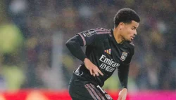 لانس ينتزع فوزاً ثميناً أمام أولمبيك ليون في الدوري الفرنسي رغم النقص العددي