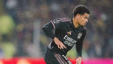 لانس ينتزع فوزاً ثميناً أمام أولمبيك ليون في الدوري الفرنسي رغم النقص العددي