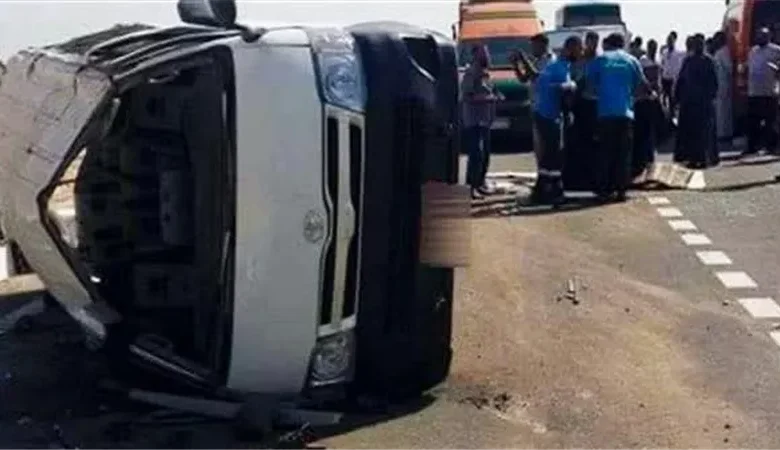 إصابة 14 شخصًا في انقلاب ميكروباص على محور الضبعة الصحراوي