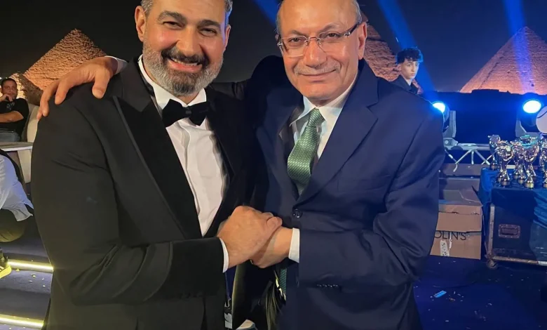 لقاء يجمع السفير التركي بالقاهرة مع الفنان ياسر جلال على سفح الأهرامات ويصفه