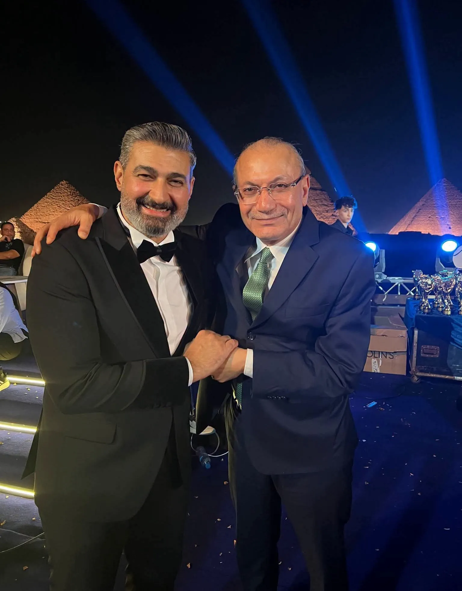 لقاء يجمع السفير التركي بالقاهرة مع الفنان ياسر جلال على سفح الأهرامات ويصفه