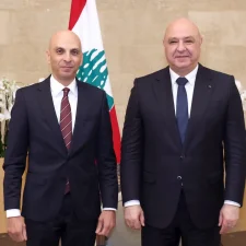 السفير تميم خلاف يقدم أوراق إعتماده إلى فخامة الرئيس جوزاف عون رئيس الجمهورية اللبنانية. السفير تميم خلاف يقدم أوراق إعتماده إلى فخامة الرئيس جوزاف عون رئيس الجمهورية اللبنانية. قدم السفير تميم خلاف سفير جمهورية مصر العربية لدى الجمهورية اللبنانية أوراق اعتماده إلى فخامة الرئيس جوزاف عون، رئيس الجمهورية اللبنانية، وذلك خلال مراسم رسمية أقيمت اليوم ١٥ اكتوبر الجارى بالقصر الجمهوري في بعبدا. نقل السفير تميم خلاف إلى الرئيس اللبناني تحيات وتقدير فخامة الرئيس عبد الفتاح السيسي، وتمنيات سيادته للبنان الشقيق، قيادة وحكومة وشعبا، الأمن والاستقرار والازدهار، مؤكداً خصوصية العلاقات المصرية - اللبنانية وعمق العلاقات التاريخية والأخوية التي تجمع البلدين والشعبين الشقيقين، وحرص مصر على تقديم كافة أشكال الدعم للبنان فى هذه المرحلة الدقيقة. وأكد السفير خلاف لفخامة الرئيس جوزاف عون على تطلعه للعمل على استكشاف آفاق جديدة للتعاون بين البلدين الشقيقين خلال الفترة القادمة، تعكس خصوصية العلاقات وتسهم فى الارتقاء بمستوى التعاون فى القطاعات والمجالات المختلفة، مؤكدا موقف مصر الثابت الداعم للبنان، مؤكدا أن الفترة المقبلة ستشهد تكثيف للجهود والاتصالات المصرية مع مختلف الأطراف الإقليمية والدولية لدعم الأمن والاستقرار للبنان. ومن جانبه، رحب فخامة الرئيس جوزاف عون بالسفير المصري الجديد بلبنان، وطلب نقل تحياته وتقديره لفخامة الرئيس عبد الفتاح السيسى، مشددا على تقديره الكبير للعلاقات التاريخية والأخوية التي تجمع البلدين الشقيقين ومثمناً المواقف المصرية الثابتة والداعمة للبنان، ولا سيما الجهود التي يبذلها فخامة الرئيس عبد الفتاح السيسي لدعم أمن لبنان واستقراره. وفي ختام اللقاء، أعرب السفير المصري عن اعتزازه بتولي مهام عمله في لبنان، مؤكداً حرصه على تكثيف التعاون والتنسيق مع مختلف المؤسسات اللبنانية لتعزيز العلاقات المتميزة بين البلدين، بما يخدم المصالح المشتركة للشعبين الشقيقين. السفير تميم خلاف يقدم أوراق إعتماده إلى فخامة الرئيس جوزاف عون رئيس الجمهورية اللبنانية.