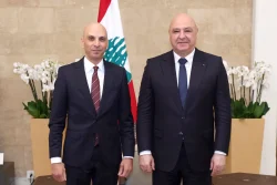 السفير تميم خلاف يقدم أوراق إعتماده إلى فخامة الرئيس جوزاف عون رئيس الجمهورية اللبنانية. السفير تميم خلاف يقدم أوراق إعتماده إلى فخامة الرئيس جوزاف عون رئيس الجمهورية اللبنانية. قدم السفير تميم خلاف سفير جمهورية مصر العربية لدى الجمهورية اللبنانية أوراق اعتماده إلى فخامة الرئيس جوزاف عون، رئيس الجمهورية اللبنانية، وذلك خلال مراسم رسمية أقيمت اليوم ١٥ اكتوبر الجارى بالقصر الجمهوري في بعبدا. نقل السفير تميم خلاف إلى الرئيس اللبناني تحيات وتقدير فخامة الرئيس عبد الفتاح السيسي، وتمنيات سيادته للبنان الشقيق، قيادة وحكومة وشعبا، الأمن والاستقرار والازدهار، مؤكداً خصوصية العلاقات المصرية - اللبنانية وعمق العلاقات التاريخية والأخوية التي تجمع البلدين والشعبين الشقيقين، وحرص مصر على تقديم كافة أشكال الدعم للبنان فى هذه المرحلة الدقيقة. وأكد السفير خلاف لفخامة الرئيس جوزاف عون على تطلعه للعمل على استكشاف آفاق جديدة للتعاون بين البلدين الشقيقين خلال الفترة القادمة، تعكس خصوصية العلاقات وتسهم فى الارتقاء بمستوى التعاون فى القطاعات والمجالات المختلفة، مؤكدا موقف مصر الثابت الداعم للبنان، مؤكدا أن الفترة المقبلة ستشهد تكثيف للجهود والاتصالات المصرية مع مختلف الأطراف الإقليمية والدولية لدعم الأمن والاستقرار للبنان. ومن جانبه، رحب فخامة الرئيس جوزاف عون بالسفير المصري الجديد بلبنان، وطلب نقل تحياته وتقديره لفخامة الرئيس عبد الفتاح السيسى، مشددا على تقديره الكبير للعلاقات التاريخية والأخوية التي تجمع البلدين الشقيقين ومثمناً المواقف المصرية الثابتة والداعمة للبنان، ولا سيما الجهود التي يبذلها فخامة الرئيس عبد الفتاح السيسي لدعم أمن لبنان واستقراره. وفي ختام اللقاء، أعرب السفير المصري عن اعتزازه بتولي مهام عمله في لبنان، مؤكداً حرصه على تكثيف التعاون والتنسيق مع مختلف المؤسسات اللبنانية لتعزيز العلاقات المتميزة بين البلدين، بما يخدم المصالح المشتركة للشعبين الشقيقين. السفير تميم خلاف يقدم أوراق إعتماده إلى فخامة الرئيس جوزاف عون رئيس الجمهورية اللبنانية.