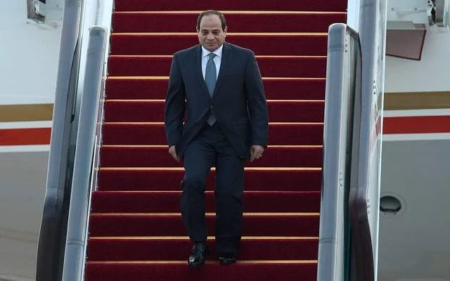 الرئيس السيسي صل بسلامة الله إلى مطار فيرنز