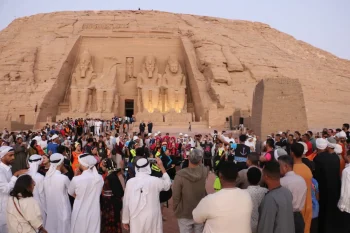 تعامد الشمس على وجه رمسيس الثاني.. آلاف الزوار يحتفلون بظاهرة أسطورية في أبو سمبل.