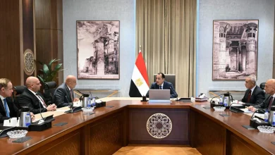 رئيس الوزراء يتابع مع أكوا مستجدات مشروعات تحلية مياه البحر