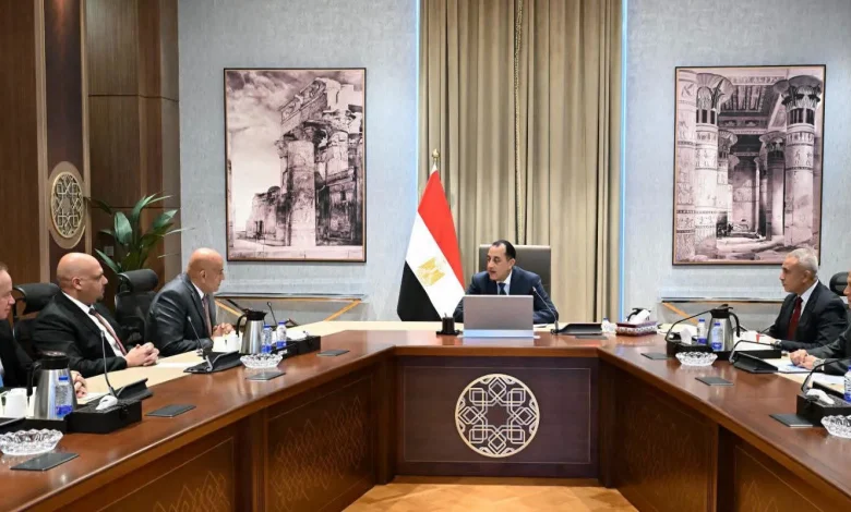 رئيس الوزراء يتابع مع أكوا مستجدات مشروعات تحلية مياه البحر