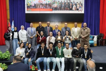 رئيس جامعة الإسكندرية يكرّم الفائزين بالبطولات الجامعية و الحاصلين على دورة الذكاء الاصطناعي