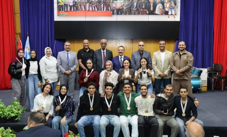 رئيس جامعة الإسكندرية يكرّم الفائزين بالبطولات الجامعية و الحاصلين على دورة الذكاء الاصطناعي