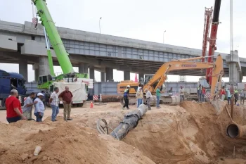 رئيس مياه الإسكندرية يتابع أعمال ترحيل خطوط المياه المتعارضة مع مسار القطار الكهربائي السريع 