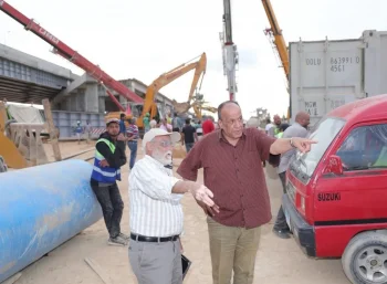رئيس مياه الإسكندرية يتابع أعمال ترحيل خطوط المياه المتعارضة مع مسار القطار الكهربائي السريع 