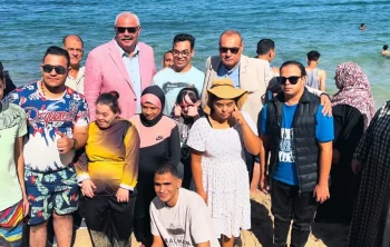 شاطئ المندرة يستقبل رحلة لذوى الهمم من محافظتي المنيا والجيزة