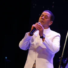 في أولى حفلات مهرجان ومؤتمر الموسيقى العربية الـ34 بأوبرا الإسكندرية مدحت صالح لجمهوره إسكندرية وش السعد عليّ