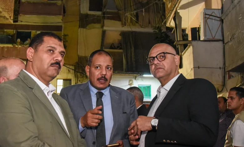 محافظ الإسكندرية ومدير الأمن يتابعان ميدانيًا جهود الإنقاذ عقب سقوط عقار بحي شرق