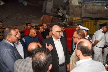 محافظ الإسكندرية ومدير الأمن يتابعان ميدانيًا جهود الإنقاذ عقب سقوط عقار بحي شرق
