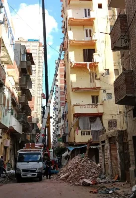 محافظ الإسكندرية يتابع لحظيًا أعمال إنزال المنقولات ويوجّه بتوفير سيارات المحافظة والأحياء لنقل ممتلكات الأسر