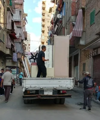 محافظ الإسكندرية يتابع لحظيًا أعمال إنزال المنقولات ويوجّه بتوفير سيارات المحافظة والأحياء لنقل ممتلكات الأسر