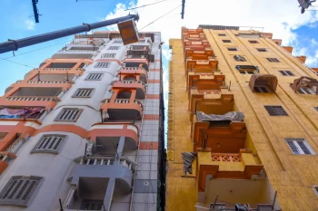 محافظ الإسكندرية يتابع ميدانيًا بدء أعمال إزالة أجزاء من العقار المائل بمنطقة لامبروزو وفقًا للتوصيات الهندسية