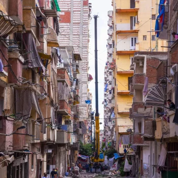 محافظ الإسكندرية يتابع ميدانيًا بدء أعمال إزالة أجزاء من العقار المائل بمنطقة لامبروزو وفقًا للتوصيات الهندسية