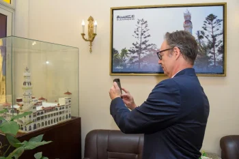 محافظ الإسكندرية يستقبل سفير السويد بالقاهرة لبحث تعزيز التعاون في النقل الحضري وإدارة المخلفات والتعليم