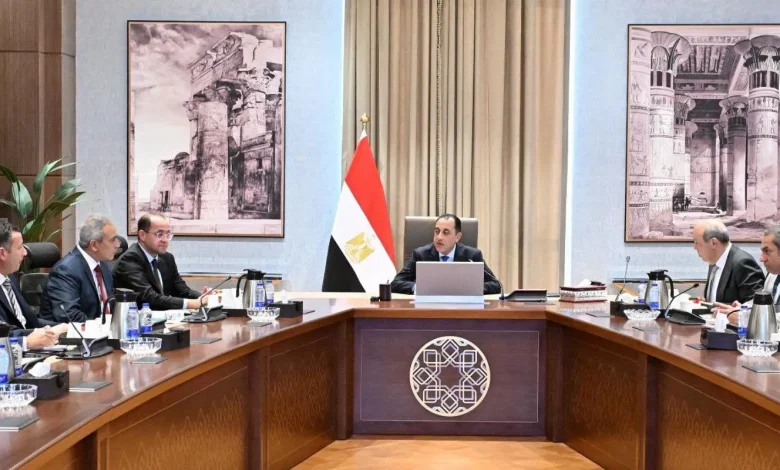 مدبولي يستعرض خطط تطوير مطار العاصمة الجديدة وإقامة منطقة استثمارية ولوجستية