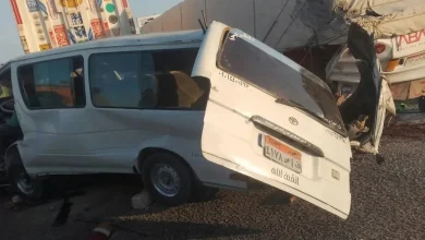 مصرع 10 أشخاص وإصابة 24 في تصادم مروع بين تريلا وميكروباص بالطريق الأوسطي
