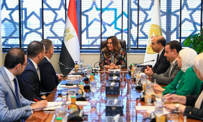 منال عوض تبحث تفعيل منظومة المسؤولية الممتدة لإعادة تدوير المخلفات