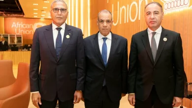 وزير الخارجية يعقد لقاءً ثلاثياً مع نظيريه التشادي والليبي لبحث سبل تعزيز التعاون في مجال مكافحة الإرهاب وتفعيل تجمع الساحل والصحراء وزير الخارجية يعقد لقاءً ثلاثياً مع نظيريه التشادي والليبي لبحث سبل تعزيز التعاون. عقد د. بدر عبد العاطي، وزير الخارجية والتعاون الدولي والمصريين بالخارج، يوم الأحد ٤ أكتوبر، لقاءً ثلاثياً مع السيد أحمد كوقوري، وزير خارجية جمهورية تشاد، والسيد الطاهر الباعور، المكلف بتسيير شؤون وزارة الخارجية والتعاون الدولي في ليبيا، حيث تناول اللقاء سبل تعزيز التنسيق والتشاور بين الدول الثلاث إزاء القضايا ذات الاهتمام المشترك، ولا سيما مواجهة التحديات الأمنية ومكافحة الإرهاب والجريمة المنظمة العابرة للحدود، بما يسهم في دعم الأمن والاستقرار في منطقة الساحل والصحراء. وصرح السفير نادر زكي المتحدث الرسمي باسم وزارة الخارجية، بأن الوزراء تناولوا سبل تفعيل تجمع دول الساحل والصحراء، مؤكدين أهمية العمل على تنشيط التجمع وتعظيم الاستفادة من إمكاناته، وتعزيز التعاون في قضايا السلم والأمن، ومكافحة الإرهاب والهجرة غير الشرعية، وبناء القدرات الأمنية للدول الأعضاء، باعتبارها أبرز التحديات التي تواجه المنطقة، فضلاً عن العمل على عقد اجتماع وزاري في أقرب فرصة ممكنة، بما يمهد لعقد قمة على مستوى رؤساء الدول والحكومات ويتيح استئناف عمل مؤسسات التجمع وتعزيز فاعليتها. وأكد اللقاء أهمية مواصلة التنسيق الوثيق بين مصر وتشاد وليبيا وتعزيز التشاور بشأن القضايا الأمنية والسياسية والتنموية في منطقة الساحل والصحراء، بما يدعم قدرة دول المنطقة على مواجهة التحديات المشتركة، ويعزز الأمن والاستقرار والتعاون الإقليمي، ويدفع جهود التنمية والتكامل بين دول التجمع. وزير الخارجية يعقد لقاءً ثلاثياً مع نظيريه التشادي والليبي لبحث سبل تعزيز التعاون.