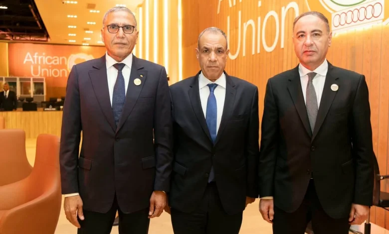 وزير الخارجية يعقد لقاءً ثلاثياً مع نظيريه التشادي والليبي لبحث سبل تعزيز التعاون في مجال مكافحة الإرهاب وتفعيل تجمع الساحل والصحراء وزير الخارجية يعقد لقاءً ثلاثياً مع نظيريه التشادي والليبي لبحث سبل تعزيز التعاون. عقد د. بدر عبد العاطي، وزير الخارجية والتعاون الدولي والمصريين بالخارج، يوم الأحد ٤ أكتوبر، لقاءً ثلاثياً مع السيد أحمد كوقوري، وزير خارجية جمهورية تشاد، والسيد الطاهر الباعور، المكلف بتسيير شؤون وزارة الخارجية والتعاون الدولي في ليبيا، حيث تناول اللقاء سبل تعزيز التنسيق والتشاور بين الدول الثلاث إزاء القضايا ذات الاهتمام المشترك، ولا سيما مواجهة التحديات الأمنية ومكافحة الإرهاب والجريمة المنظمة العابرة للحدود، بما يسهم في دعم الأمن والاستقرار في منطقة الساحل والصحراء. وصرح السفير نادر زكي المتحدث الرسمي باسم وزارة الخارجية، بأن الوزراء تناولوا سبل تفعيل تجمع دول الساحل والصحراء، مؤكدين أهمية العمل على تنشيط التجمع وتعظيم الاستفادة من إمكاناته، وتعزيز التعاون في قضايا السلم والأمن، ومكافحة الإرهاب والهجرة غير الشرعية، وبناء القدرات الأمنية للدول الأعضاء، باعتبارها أبرز التحديات التي تواجه المنطقة، فضلاً عن العمل على عقد اجتماع وزاري في أقرب فرصة ممكنة، بما يمهد لعقد قمة على مستوى رؤساء الدول والحكومات ويتيح استئناف عمل مؤسسات التجمع وتعزيز فاعليتها. وأكد اللقاء أهمية مواصلة التنسيق الوثيق بين مصر وتشاد وليبيا وتعزيز التشاور بشأن القضايا الأمنية والسياسية والتنموية في منطقة الساحل والصحراء، بما يدعم قدرة دول المنطقة على مواجهة التحديات المشتركة، ويعزز الأمن والاستقرار والتعاون الإقليمي، ويدفع جهود التنمية والتكامل بين دول التجمع. وزير الخارجية يعقد لقاءً ثلاثياً مع نظيريه التشادي والليبي لبحث سبل تعزيز التعاون.
