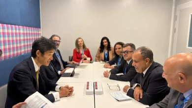 وزير الخارجية يلتقي المدير المنتدب للوكالة الدولية لضمان الإستثمار. وزير الخارجية يلتقي المدير المنتدب للوكالة الدولية لضمان الإستثمار. التقى د. بدر عبد العاطي، وزير الخارجية والتعاون الدولي والمصريين بالخارج، السيد تسوتومو ياماموتو، المدير المنتدب للوكالة الدولية لضمان الاستثمار (MIGA)، وذلك على هامش مشاركته في اجتماعات الخريف لصندوق النقد الدولي ومجموعة البنك الدولي، بحضور الدكتور أحمد رستم، وزير التخطيط والتنمية الاقتصادية. وأكد وزير الخارجية أهمية الشراكة مع الوكالة الدولية لضمان الاستثمار، مشيداً بدورها الفاعل في تعزيز ثقة المستثمرين ودعم الاستثمارات في القطاعات الاستراتيجية، بما يعكس الثقة المتزايدة في فرص الاقتصاد المصري ويدعم توجه الدولة نحو توسيع مشاركة القطاع الخاص في دفع عجلة التنمية. وشدد الوزير على أن تمكين القطاع الخاص يمثل ركيزة أساسية لتحقيق النمو الاقتصادي المستدام، مؤكداً استمرار الحكومة المصرية في تطوير بيئة أعمال تنافسية وجاذبة للاستثمار، من خلال تنفيذ إصلاحات متكاملة تشمل تقديم الحوافز الضريبية والجمركية، وتيسير الإجراءات عبر التحول الرقمي، وتحديث الأطر التشريعية بما يعزز الشفافية وتكافؤ الفرص أمام المستثمرين. كما تناول اللقاء سبل تعزيز قدرة الاقتصاد المصري على التعامل مع المتغيرات الإقليمية والدولية، في ضوء التطورات التي تشهدها المنطقة وانعكاساتها الاقتصادية. واستعرض الوزير عبد العاطي النهج الاستباقي الذي تتبناه الحكومة المصرية لتعزيز أمن إمدادات الطاقة، ودعم الأمن الغذائي، والحفاظ على الانضباط المالي، بما يسهم في احتواء التحديات الاقتصادية والحفاظ على الاستقرار وتعزيز قدرة الاقتصاد الوطني على مواصلة النمو. من جانبه، أكد الدكتور أحمد رستم التزام الحكومة المصرية بمواصلة تنفيذ برنامج الإصلاح الاقتصادي، والعمل على رفع كفاءة إدارة الموارد المالية والاقتصادية، وتحفيز الاستثمارات، بما يدعم تحقيق نمو شامل ومستدام، ويوسع فرص التنمية، ويعزز الثقة في الاقتصاد المصري. وفي السياق ذاته، أعرب المدير المنتدب للوكالة الدولية لضمان الاستثمار عن تقديره للشراكة القائمة مع مصر، مؤكداً تطلع الوكالة إلى توسيع آفاق التعاون خلال المرحلة المقبلة، بما يدعم تطوير مناخ الاستثمار، ويعزز ثقة المستثمرين الدوليين، ويفتح المجال أمام جذب المزيد من الاستثمارات التي تسهم في دعم التنمية الاقتصادية في مصر. وزير الخارجية يلتقي المدير المنتدب للوكالة الدولية لضمان الإستثمار.