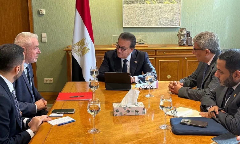 وزير الصحة يبحث توطين صناعة مستلزمات الغسيل الكلوي في مصر