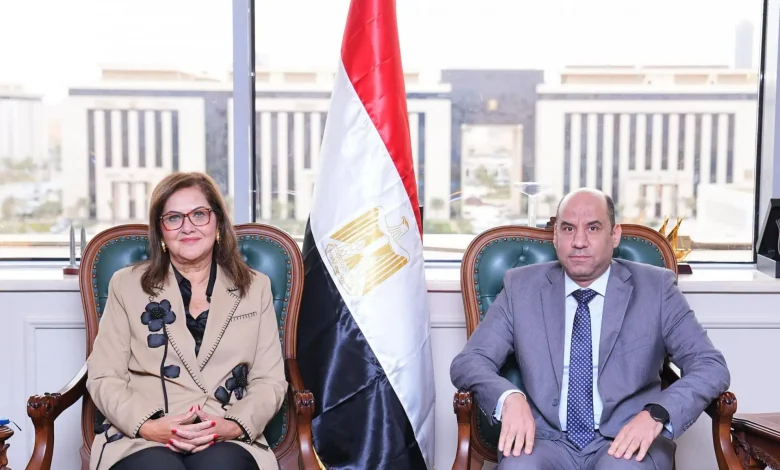 وزير العمل يبحث مع الجامعة الأمريكية تدريب ذوي الإعاقة وتوظيفهم