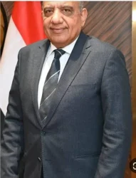وزير الكهرباء ما فيش قرش واحد زيادة على "الفاتورة" وزير الكهرباء ما فيش قرش واحد زيادة على "الفاتورة" كشف الدكتور محمود عصمت وزير الكهرباء والطاقة المتجددة أن زيادة تكلفة مقابل استخدام شبكة نقل الكهرباء تتم في إطار إجراءات الفصل بين الشركة القابضة لكهرباء مصر وبين الشركة المصرية لنقل الكهرباء، ولا تمس المواطن من قريب أو بعيد، وليس لها أي تأثير على قيمة فاتورة الاستهلاك الشهرية قائلا: "ما فيش قرش واحد ريادة في الفاتورة". وأضاف وزير الكهرباء أن مقابل استخدام شبكة النقل الذي تتحمله شركات توزيع الكهرباء هو أمر داخلى بالقطاع و ليس له تأثير على تكلفة البيع للمستهلك النهائي سواء المنزلى او التجارى أو تعريفة التغذية الخاصة بمحطات الطاقة الجديدة و المتجددة ، لافتا الى ان الوزارة حريصة على استكمال إجراءات الفصل بين الشركة القابضة للكهرباء و شركة النقل لضمان تطبيق الشفافية التي تصب في مصلحة المواطنين في النهاية. وأشار عصمت، إلى أن الهدف الأساسى من الفصل هو أن تتمكن الشركة المصرية لنقل الكهرباء من تحصيل تكلفة نقل الطاقة عبر شبكتها، مشيرًا إلى أن فصل نقل الكهرباء عن الشركة القابضة لكهرباء مصر سيعزز من انشاء سوق الكهرباء والتوسع فيه مع الإتاحة لاى مستهلك التعاقد أو اختيار المنتج والموزع الذى يقوم بشراء الطاقة الكهربائية منه. وينص القانون رقم 70 لسنة 2021 بتعديل بعض أحكام قانون الكهرباء الصادر بالقانون رقم 87 لسنة 2015، وبشأن اشتراك الشركة القابضة مع الشركة المصرية لنقل الكهرباء فى القيام ببعض الأعمال، على أن تلتزم الشركة القابضة لكهرباء مصر وشركات الإنتاج والتوزيع المملوكة لها بتوفيق أوضاعها طبقا لأحكام هذا القانون خلال مدة لا تزيد على عشر سنوات من تاريخ العمل به، وما يؤهلها للتعامل فى السوق التنافسية للكهرباء على أن يتم التعامل مع هذه الشركات وفقا لأحكام هذا القانون بالتنسيق مع الشركة القابضة لكهرباء مصر أثناء الفترة الانتقالية. وزير الكهرباء ما فيش قرش واحد زيادة على "الفاتورة"